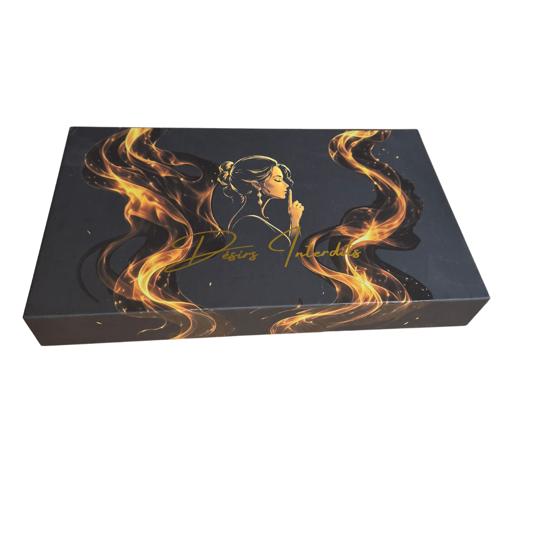 Boîte fermée du jeu de couple Désirs Interdits avec son design noir et doré effet flammes