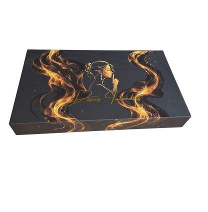 Boîte fermée du jeu de couple Désirs Interdits avec son design noir et doré effet flammes