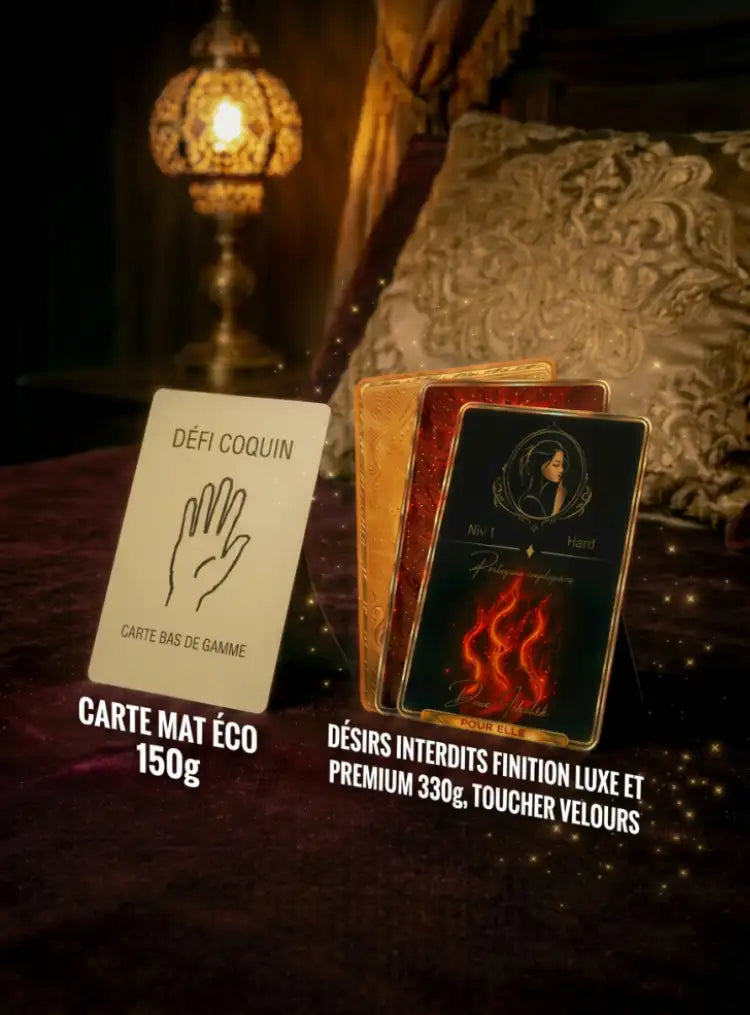 Comparaison visuelle des cartes du jeu Désirs Interdits : une carte 'DÉFI COQUIN' mate 'Éco 150g' à gauche contre un jeu complet à la 'Finition Luxe Premium 330g toucher velours' à droite
