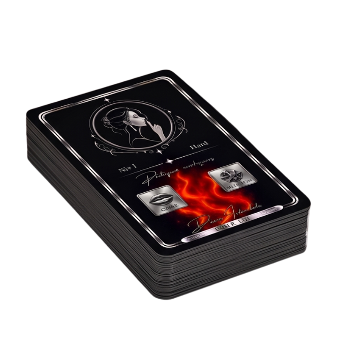 Pile de cartes à jouer "Hard - Pour Lui" de la collection Désirs Interdits, sur fond noir et argenté avec des flammes ardentes.
